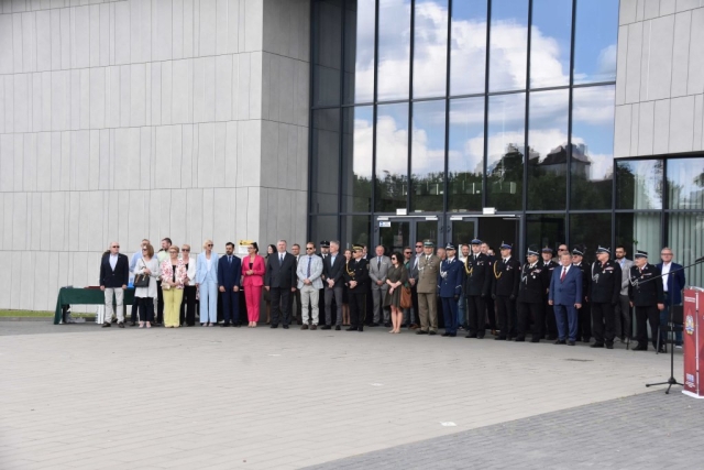 Zaproszeni goście pod siedzibą Gminnego Ośrodka Kultury Sportu i Rekreacji w Przecławiu oglądający wydarzenie