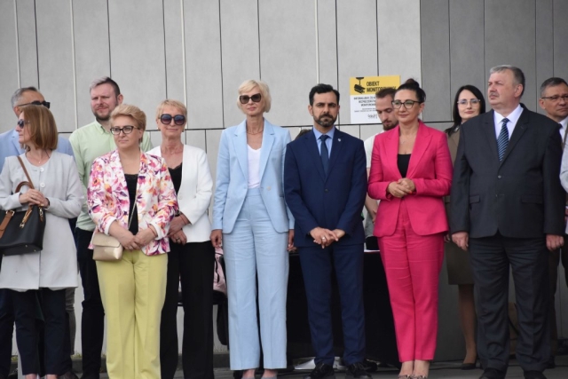 Zaproszeni goście pod siedzibą Gminnego Ośrodka Kultury Sportu i Rekreacji w Przecławiu oglądający wydarzenie