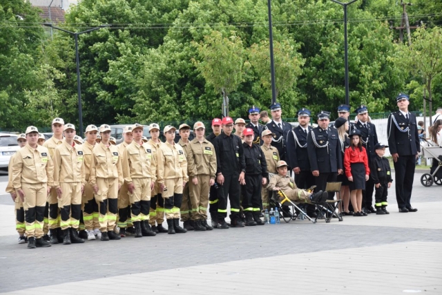 Grupa strażaków podczas Powiatowych Obchodów Dnia Strażaka w Przecławiu