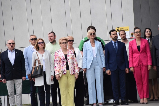 Zaproszeni goście pod siedzibą Gminnego Ośrodka Kultury Sportu i Rekreacji w Przecławiu oglądający wydarzenie