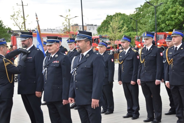 Strażacy stoją w rządku po przyznaniu im odznaczeń.