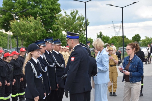 Składanie gratulacji dla nagrodzonych Strażaków.