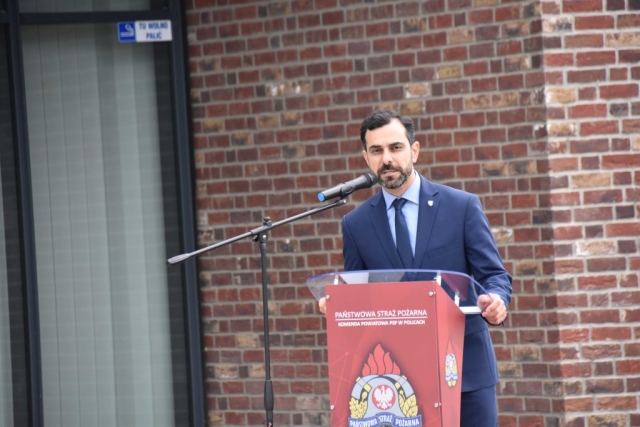 Przemówienie Starosty Polickiego za mównicą podczas Powiatowych Obchodów Dnia Strażaka w Przecławiu.