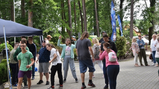 Uczestnicy wydarzenia rozmawiają ze sobą.