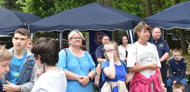 Wychowankowie SOSW w Tanowie wraz z opiekunami poczas wydarzenia, w tle widać Straż Miejską