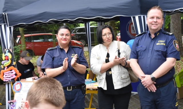 Straż miejska przy stoisku Państwowej Inspekcji Sanitarnej.