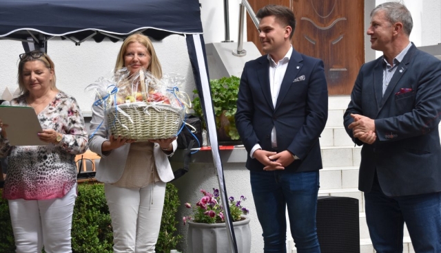 Przedstawiciele Powiatu Polickiego wręczają kosz jabłek dla uczestników wydarzenia.