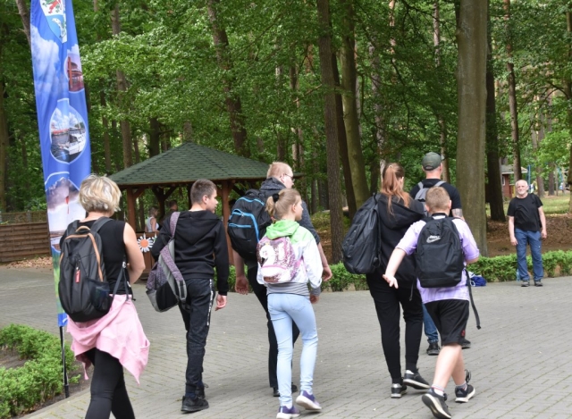 Wychowankowie SOSW w Tanowie przechadzający się podczas wydarzenia.