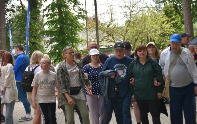 Wychowankowie SOSW w Tanowie przechadzający się podczas wydarzenia.