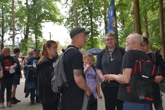 Wychowankowie SOSW w Tanowie rozmawiają ze sobą podczas wydarzenia.