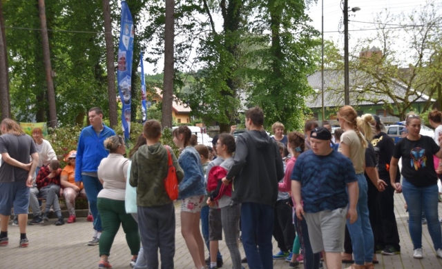 Wychowankowie SOSW w Tanowie przechadzający się podczas wydarzenia.