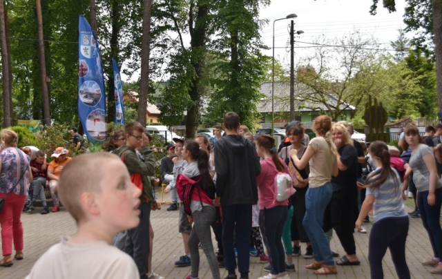 Wychowankowie SOSW w Tanowie przechadzający się podczas wydarzenia.