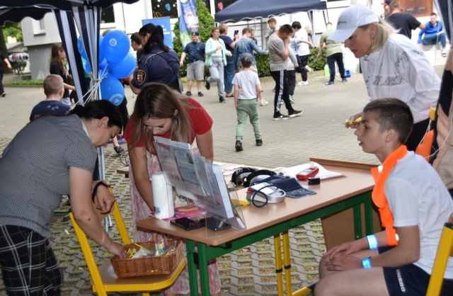 Goście zainteresowani stoiskiem z ciśnieniomierzem.