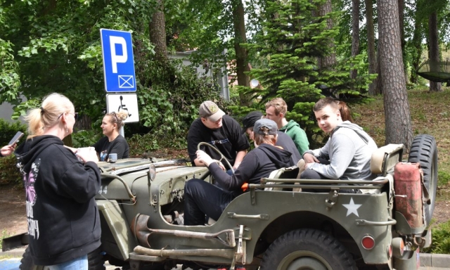 Uczestnicy wydarzenia na przejażdce w samochodzie