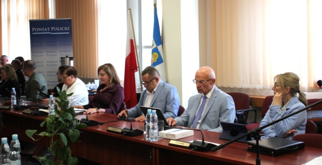 Radni Powiatu w Policach pracują na tabletach.