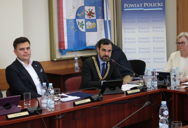 Starosta Policki przemawia przez mikrofon, obok niego siedzi Wicestarosta Policki.