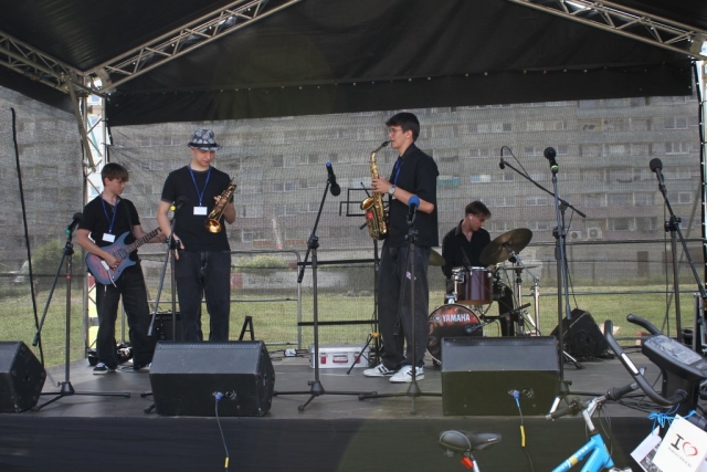 Występ muzyczny grupy młodych chłopców.