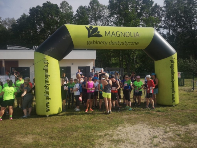 Uczestnicy Nordic Walking czekają na rozpoczęcie marszu