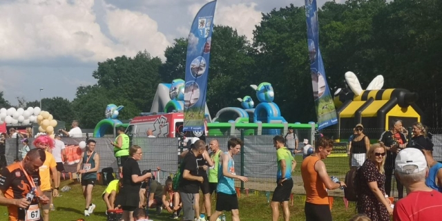 Uczestnicy po ukończonym biegu, w tle znajdują się znakowania Powiatu Polickiego.