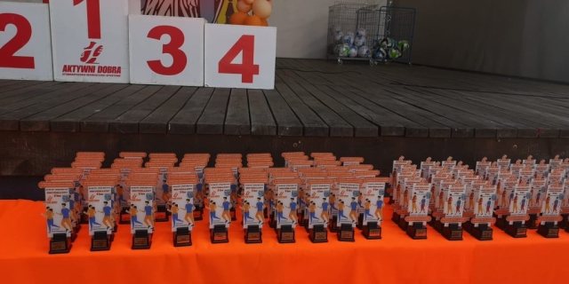 Statuetki dla uczestników ukończnych biegów