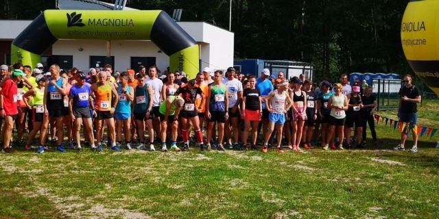 Biegacze czekają na start biegu.