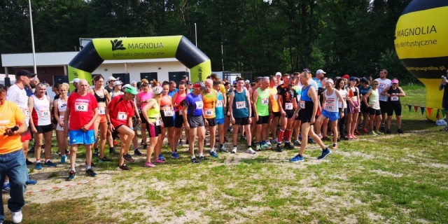 Biegacze ustawiają się na rozpoczęcie biegu.