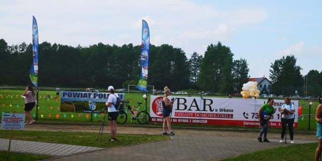 Wiszące oznakowania Powiatu Polickiego na terenie wydarzenia.