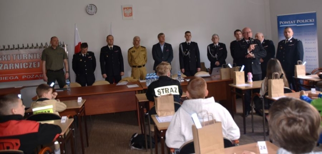 Widok gości od strony uczestników konkursu pożarniczego