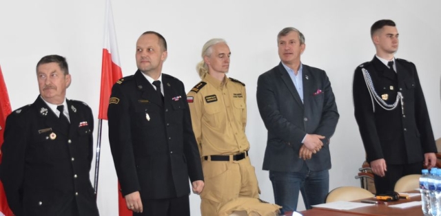 Strażacy wraz z Członkiem Zarządu Powiatu Polickiego poczas przemawiania do uczestników konkursu.
