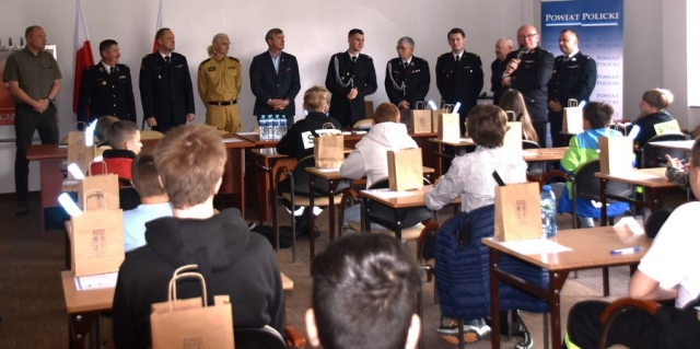 Przemówienia gości przed rozpoczęciem konkursu pożarniczego.