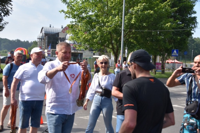 biegacz ma zakładany medal na szyję za ukońzony bieg
