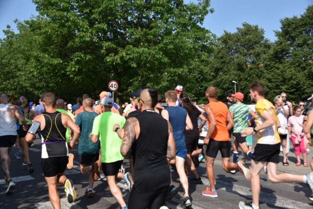 uczestnicy rozpoczynają swój bieg