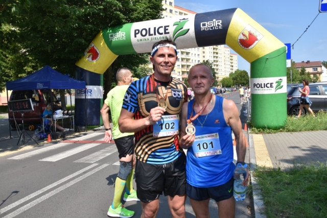 Uczestnicy pozują z medalami za ukończony bieg