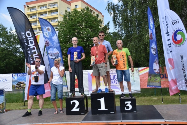 Uczetnicy biegu na podium po ukończeniu wyzwania.