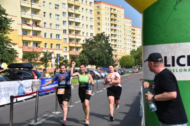 Uczestniy wydarzenia kończą swój bieg udając się do mety.