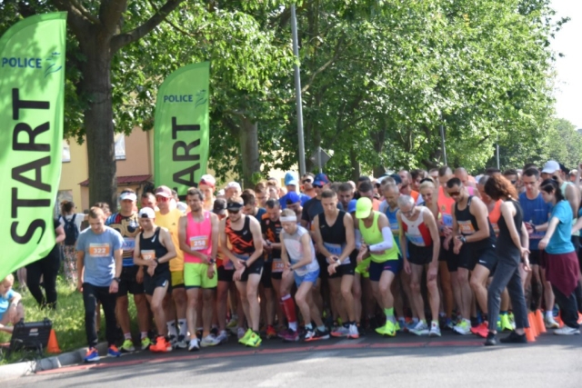 Uczestnicy wydarzenia ustawiają się na starcie biegu