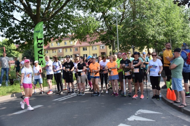 Uczestnicy Nordic Walking ustawiają się na starcie biegu