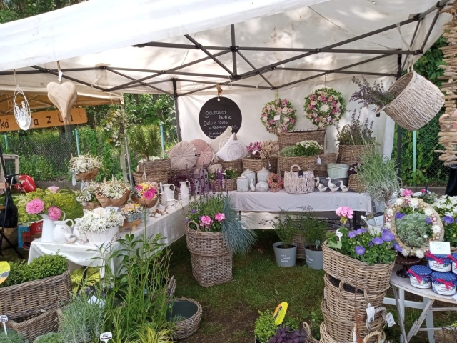 Stoisko z drewnianymi koszyczkami i ozdobami