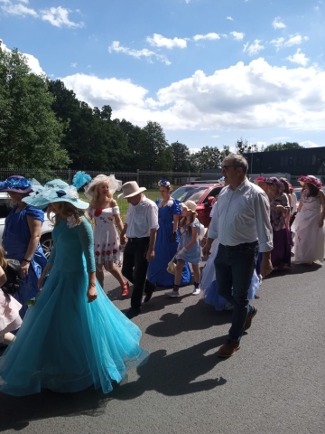 Kolorowy korowód kobiet i mężczyzn