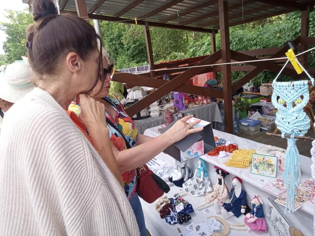 Kobiety oglądające na stoisku rękodzieło