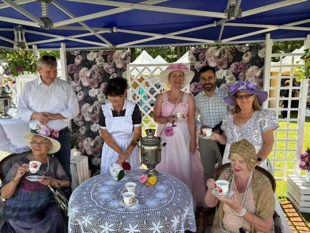 Starosta Policki Shivan Fate i Członek Zarządu Powiatu w Policach Jacek Fabisiak odwiedzają stoisko