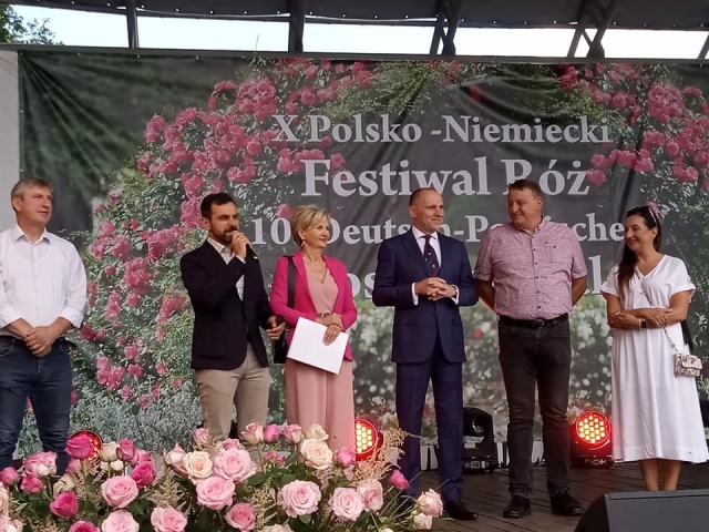 Na scenie stoją zaproszeni goście
