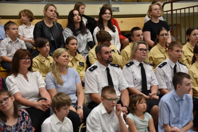 Goście i uczniowie siedzą na trybunach i oglądają Powiatową Galę Laureatów
