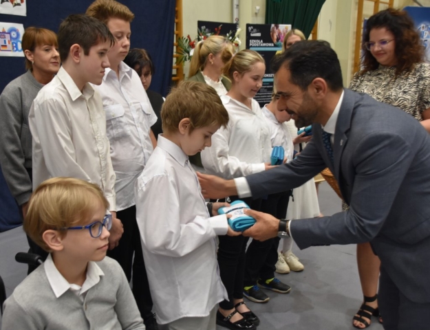 Starosta Policki Shivan Fate wręcza uczniom nagrodę podczas Powiatowej Gali Laureatów