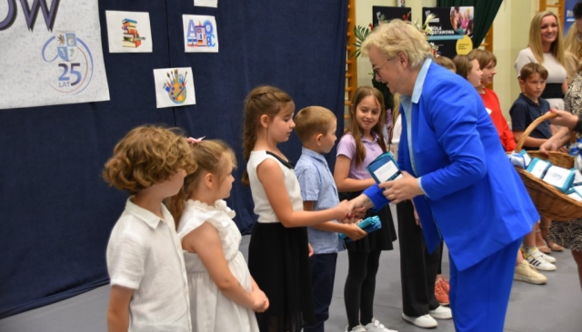 Wiceprzewodnicząca Rady Powiatu w Policach Danuta Chylewska-Kęsy wręcza upominki nagrodzonym uczniom