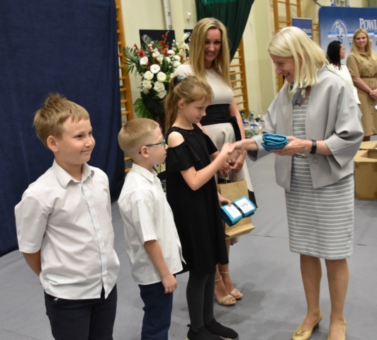 Wręczenie upominków dla uczniów podczas Gali Laureatów 2024