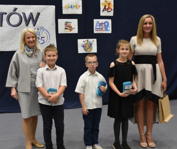 Nagrodzeni uczniowie pozują do zdjęcia
