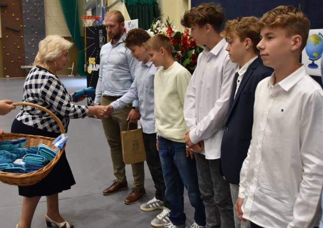 Wręczanie upominków dla uczniów podczas Powiatowej Gali Laureatów 2024