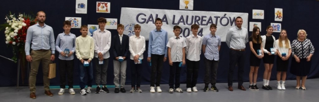 Uczniowie pozujący do zdjęcia