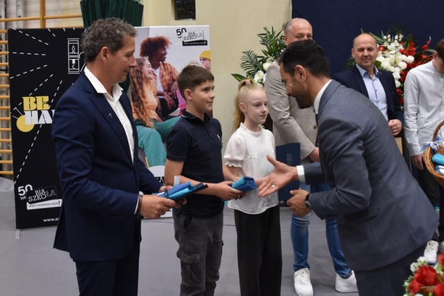 Starosta Policki wręcza nagrodę dla uczestników Powiatowej Gali Laureatów